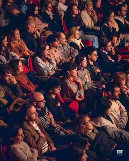 Photo du public pendant la projection d'un film d'aventure