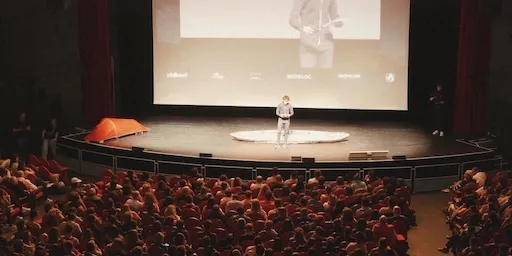 Photo de la Bourse du Travail pendant une prise de parole