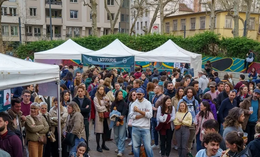 Photo de la foule au village des aventuriers